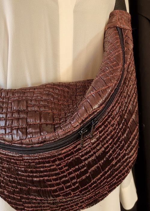 Détail sac banane Moonshine de Dress Your Body en jacquard geometric cloqué