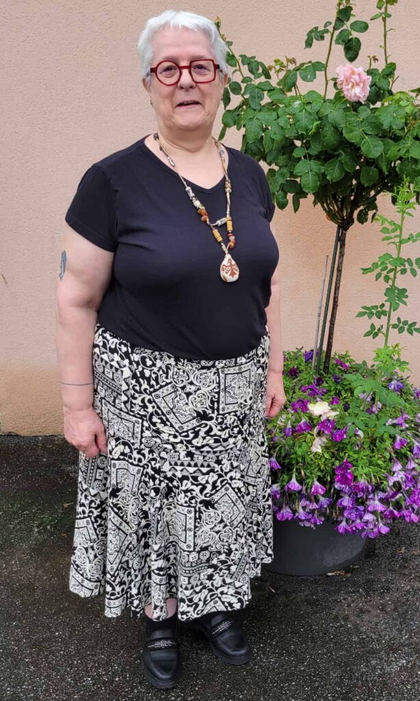 Marie Christine porte sa jupe fait avec son patron de base
