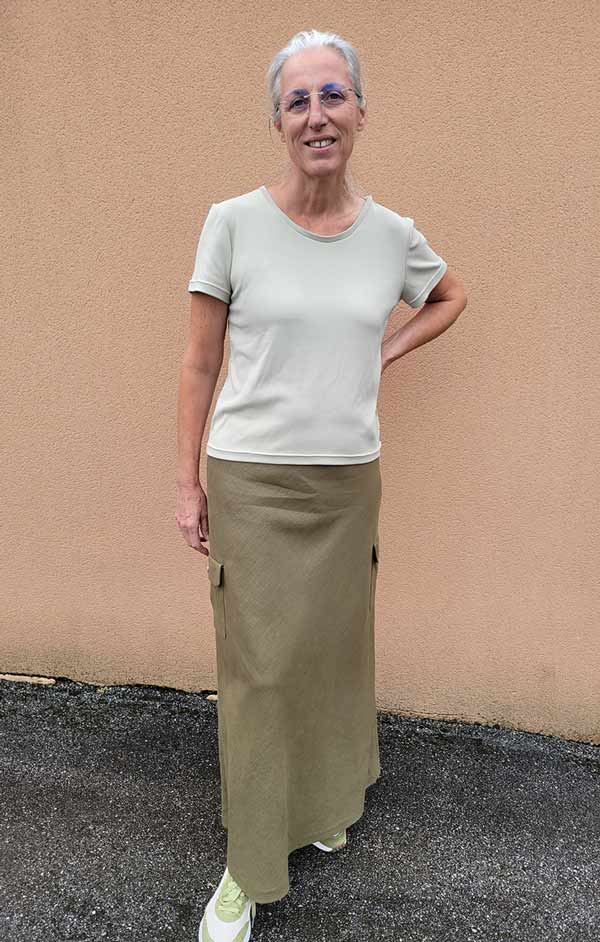 jupe en biais verte construite à partir d'un patron de base jupe porté par angélique