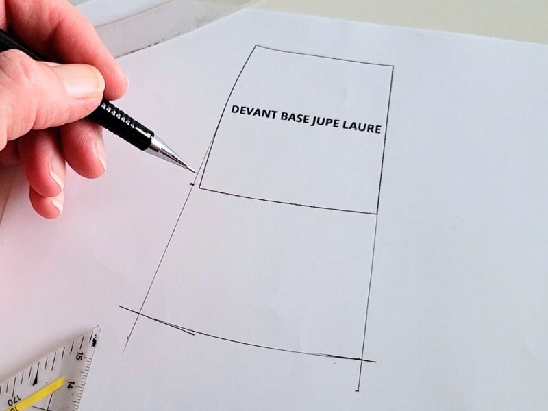 Conception d'une jupe en biais sur papier